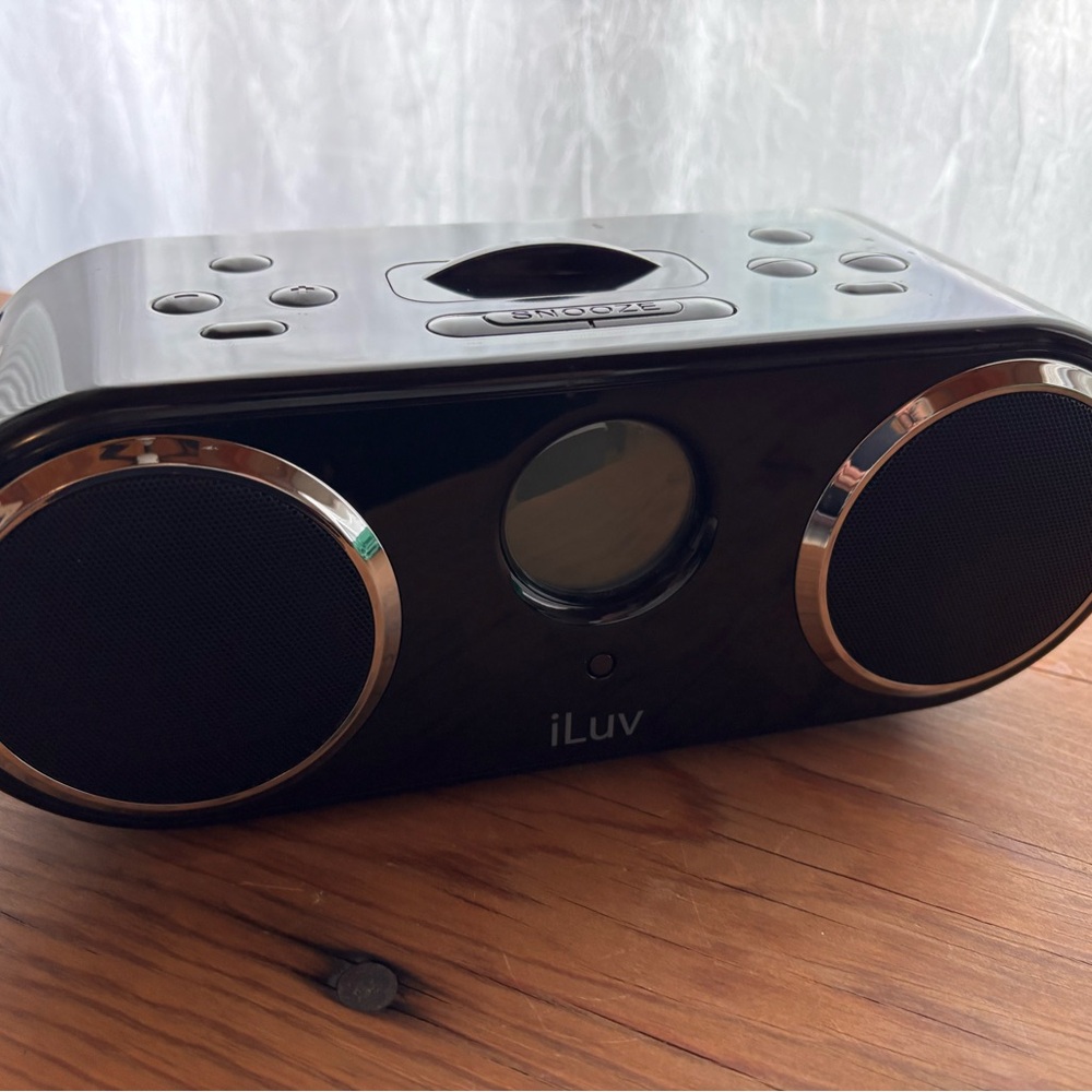 iLuv Stereo Audio System for iPod + Remote & Accessories (Model i166)